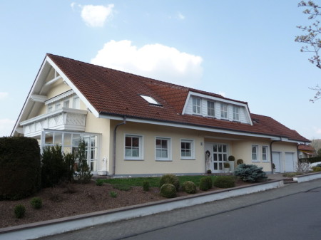 WDVS-Fassade mit Profilaufsätzen